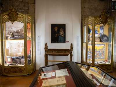 Ulteriore cimelio � la preziosa culla del marchese di Montrone, Giordano de� Bianchi Dottula, intagliata nel XVIII secolo su legno di noce in argento meccato con il motivo di un�aquila a due teste